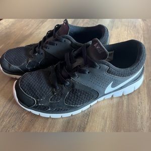 Nike Black & White Athletic Running Shoes | Size 9 Mens